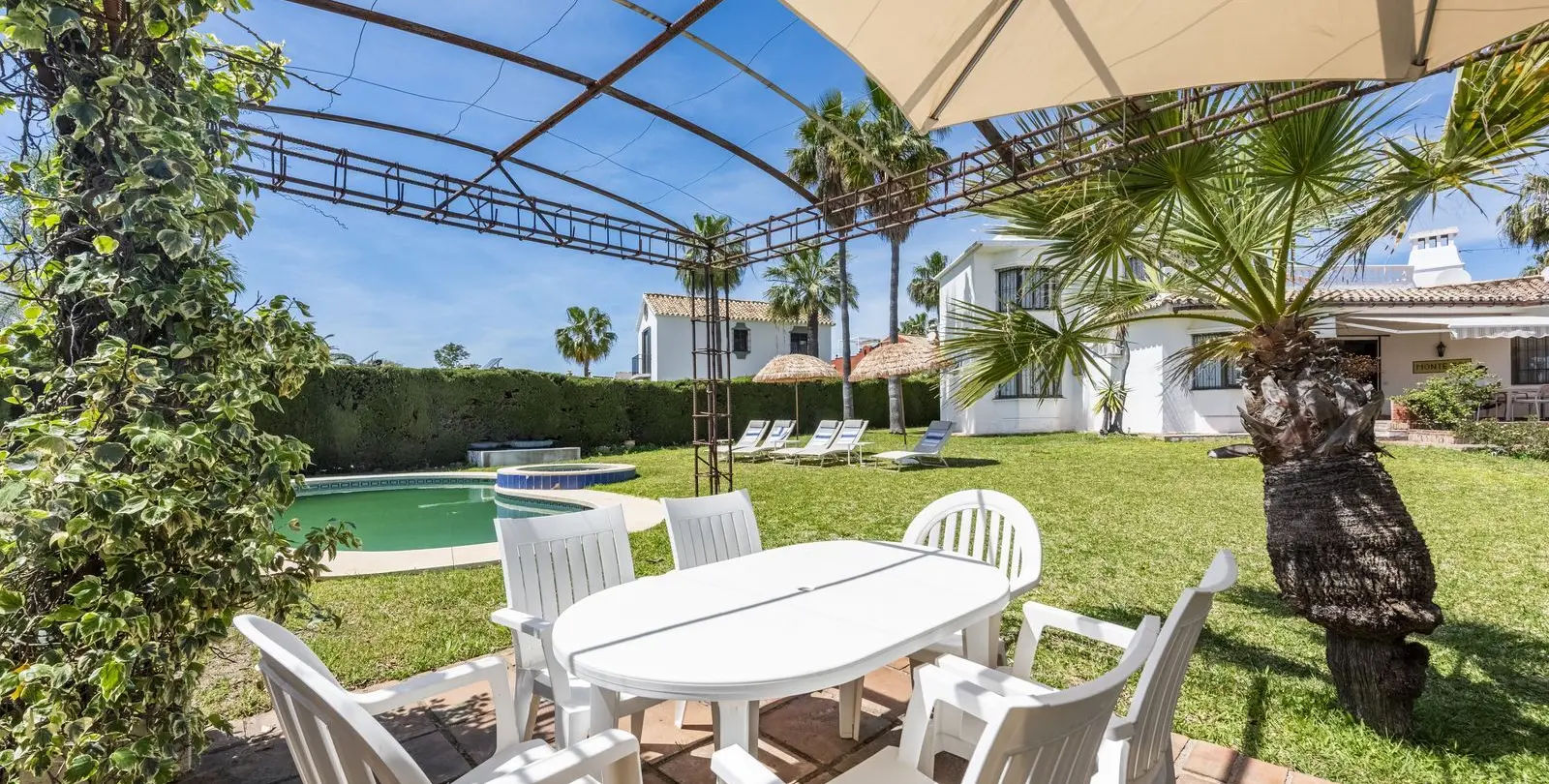 Sale of detached villa in Atalaya 5