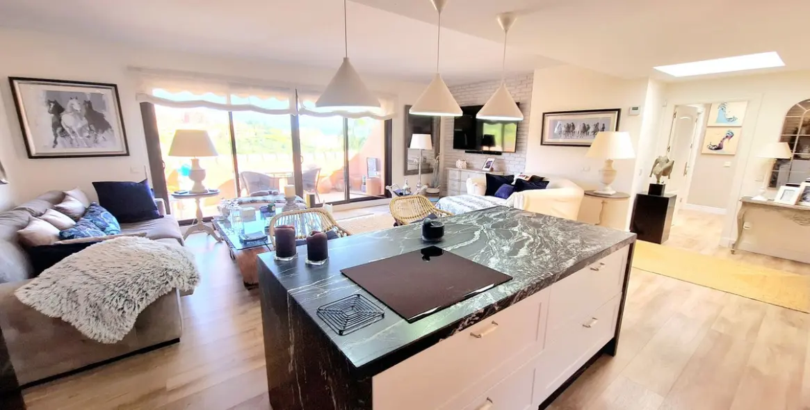 Sale of penthouse in La Duquesa 5