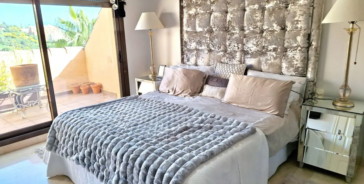 Sale of penthouse in La Duquesa 18