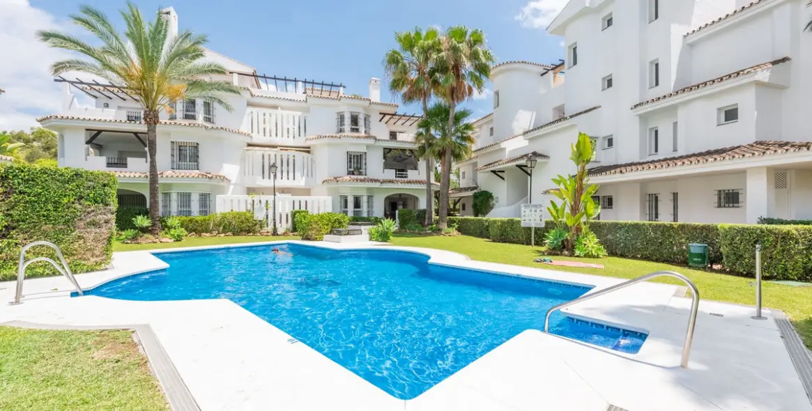 Venta de apartamento en planta media en Nueva Andalucía 1
