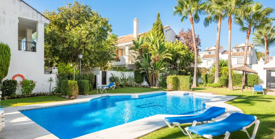 Venta de apartamento en planta media en Nueva Andalucía 2