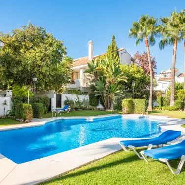 Продажа апартаментов на среднем этаже в Nueva Andalucía