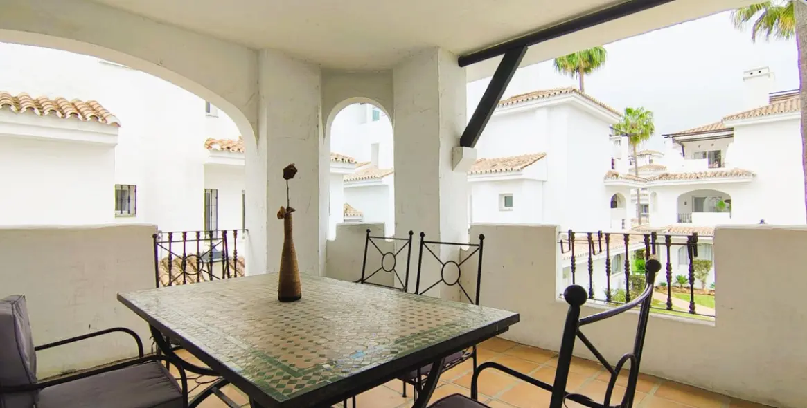 Venta de apartamento en planta media en Nueva Andalucía 3