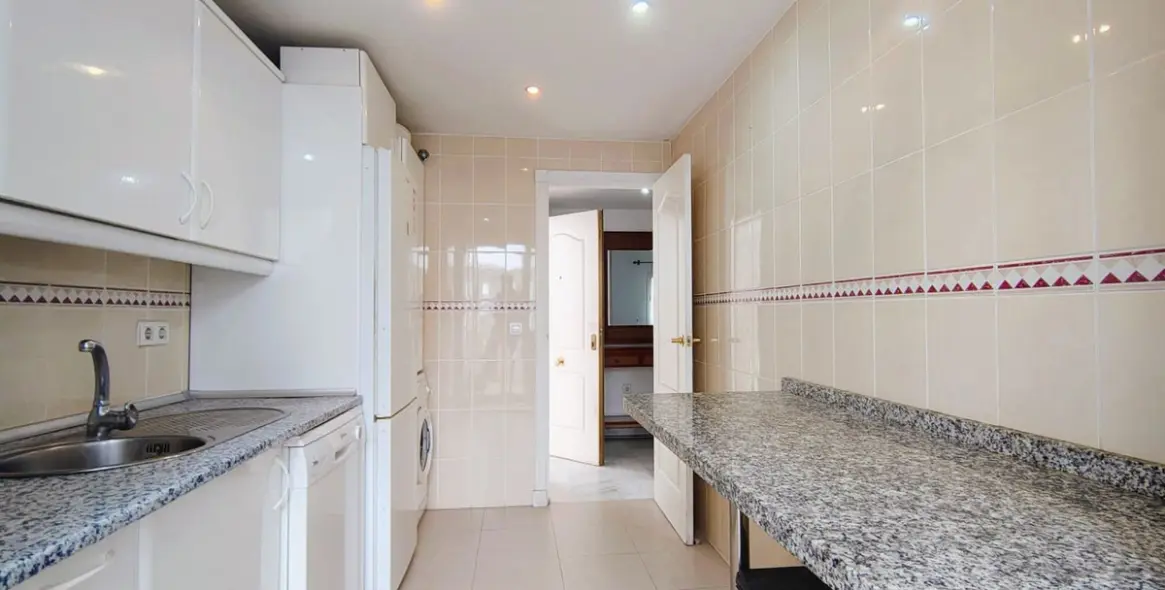 Venta de apartamento en planta media en Nueva Andalucía 12