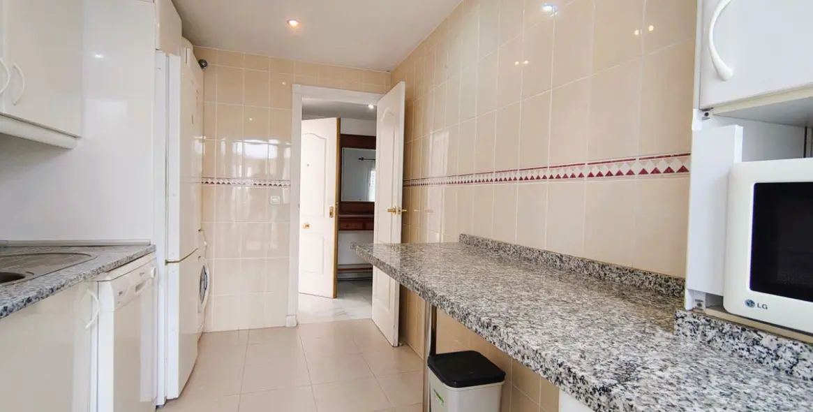 Venta de apartamento en planta media en Nueva Andalucía 14