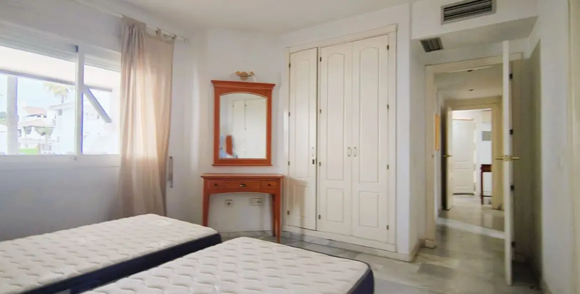 Venta de apartamento en planta media en Nueva Andalucía 15