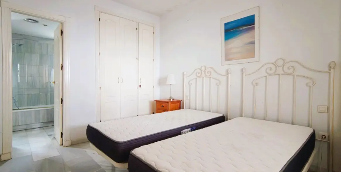 Venta de apartamento en planta media en Nueva Andalucía 17
