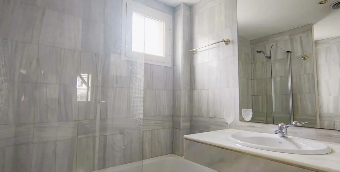 Venta de apartamento en planta media en Nueva Andalucía 18