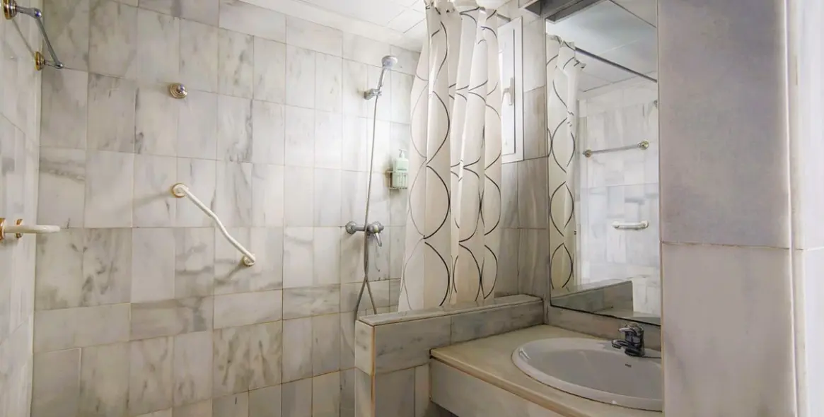Venta de apartamento en planta media en Nueva Andalucía 20