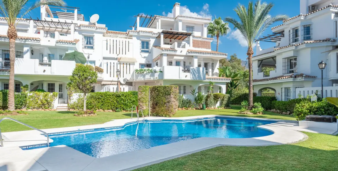 Venta de apartamento en planta media en Nueva Andalucía 23