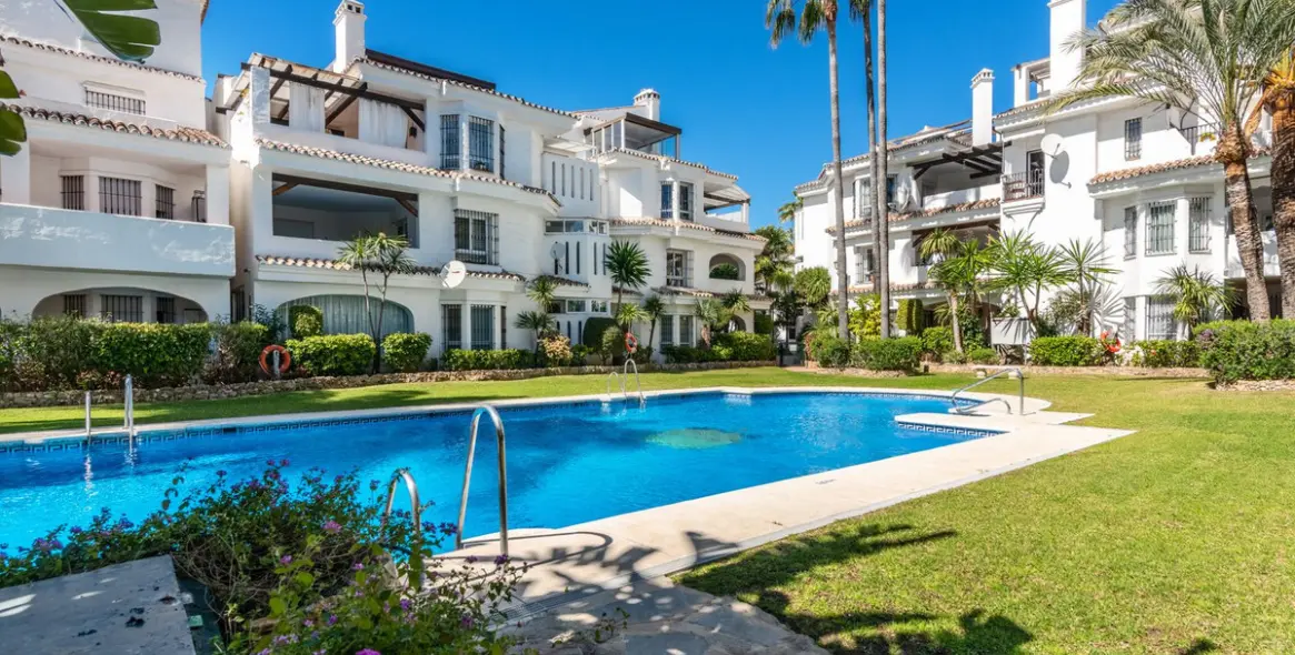 Venta de apartamento en planta media en Nueva Andalucía 24