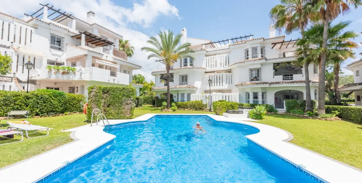 Venta de apartamento en planta media en Nueva Andalucía 25