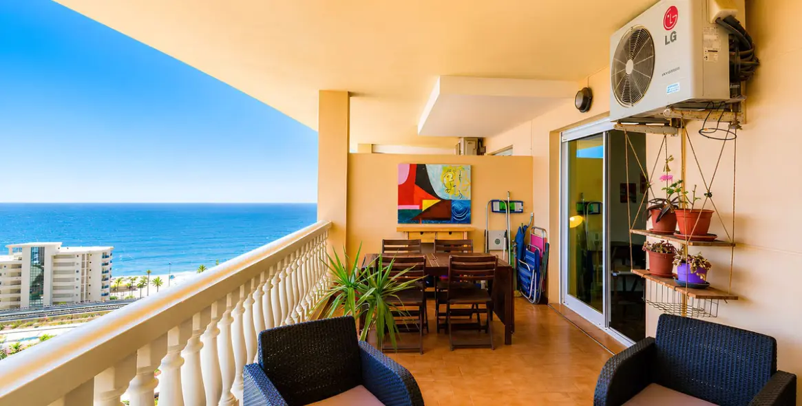 Sale of middle floor apartment in Fuengirola 1