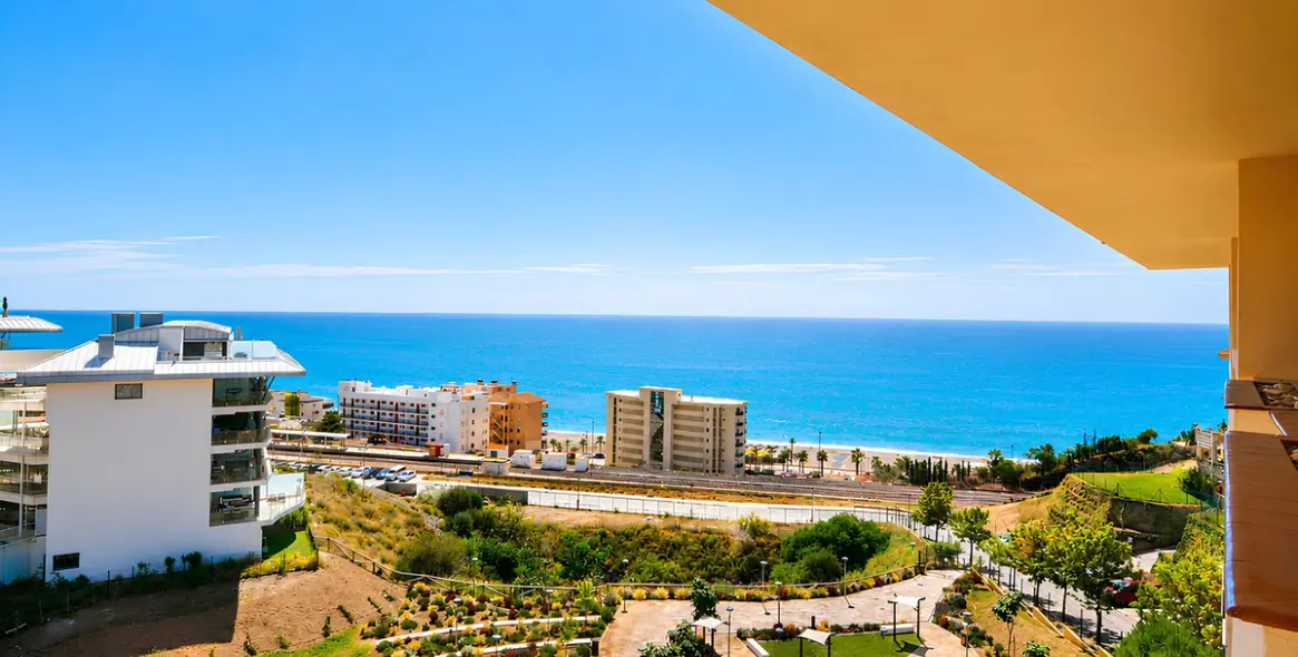 Sale of middle floor apartment in Fuengirola 2