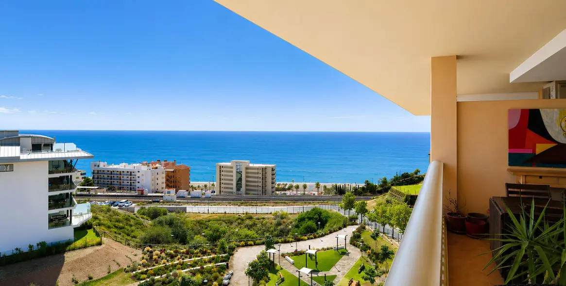 Sale of middle floor apartment in Fuengirola 38