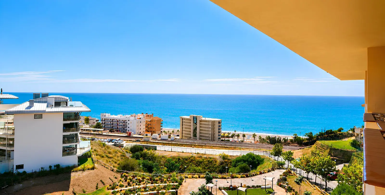 Venta de apartamento en planta media en Fuengirola 2