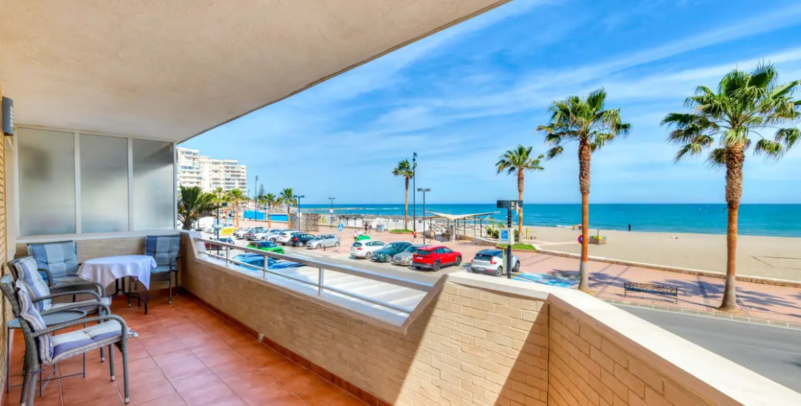 Sale of middle floor apartment in Fuengirola 1