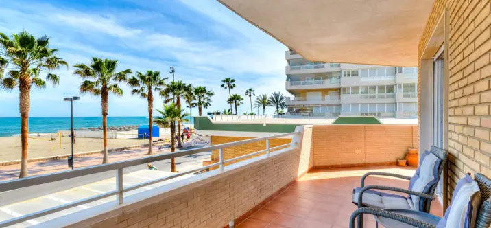 Sale of middle floor apartment in Fuengirola 1