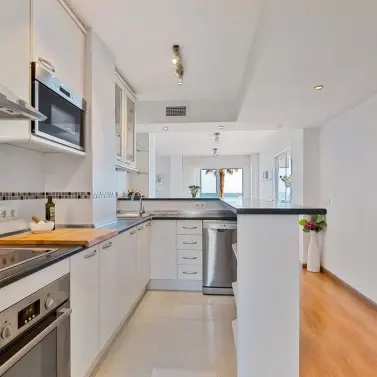 Sale of middle floor apartment in Fuengirola