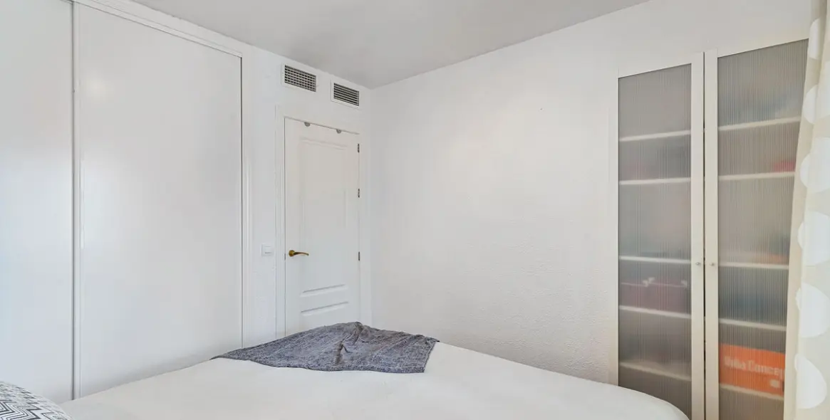 Sale of middle floor apartment in Fuengirola 10