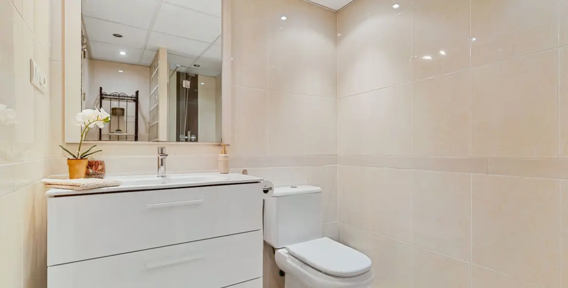 Sale of middle floor apartment in Fuengirola 12