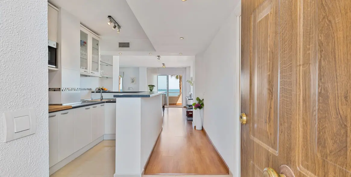 Sale of middle floor apartment in Fuengirola 14