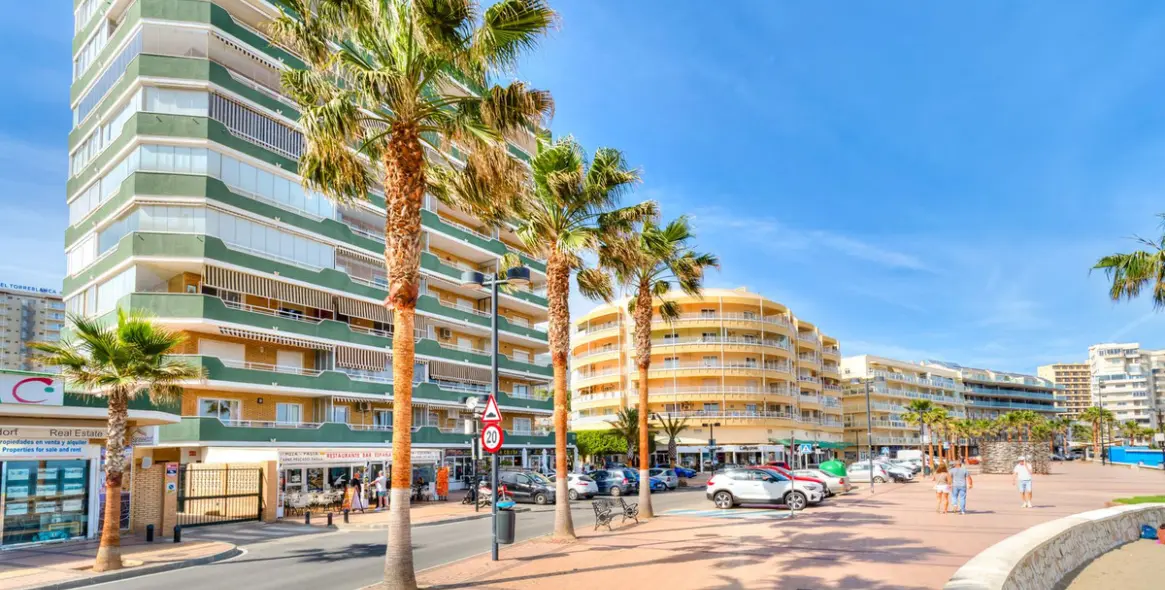Sale of middle floor apartment in Fuengirola 17