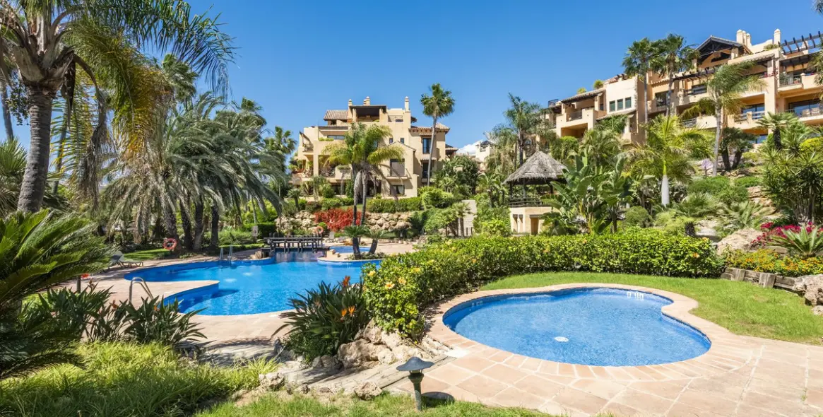 Venta de apartamento en planta media en El Paraiso 1