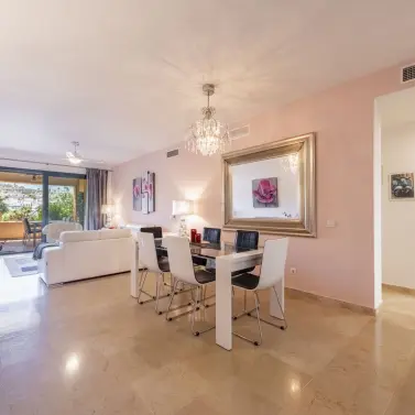 Sale of middle floor apartment in El Paraiso