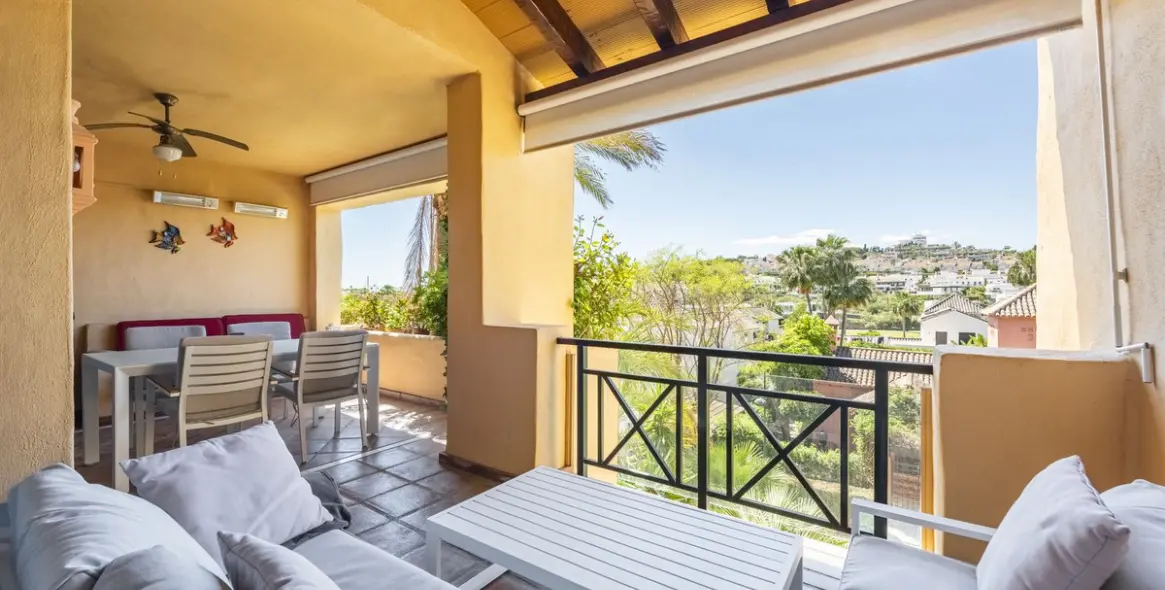 Venta de apartamento en planta media en El Paraiso 8