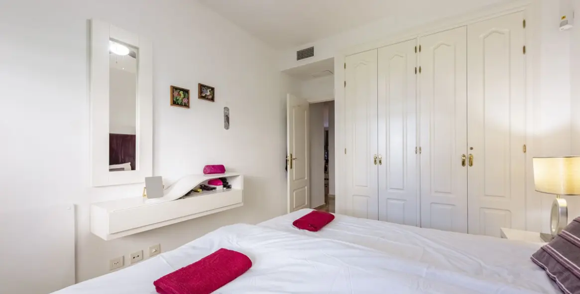 Venta de apartamento en planta media en El Paraiso 14