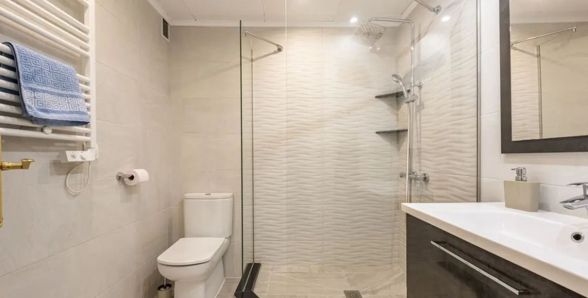 Venta de apartamento en planta media en El Paraiso 15