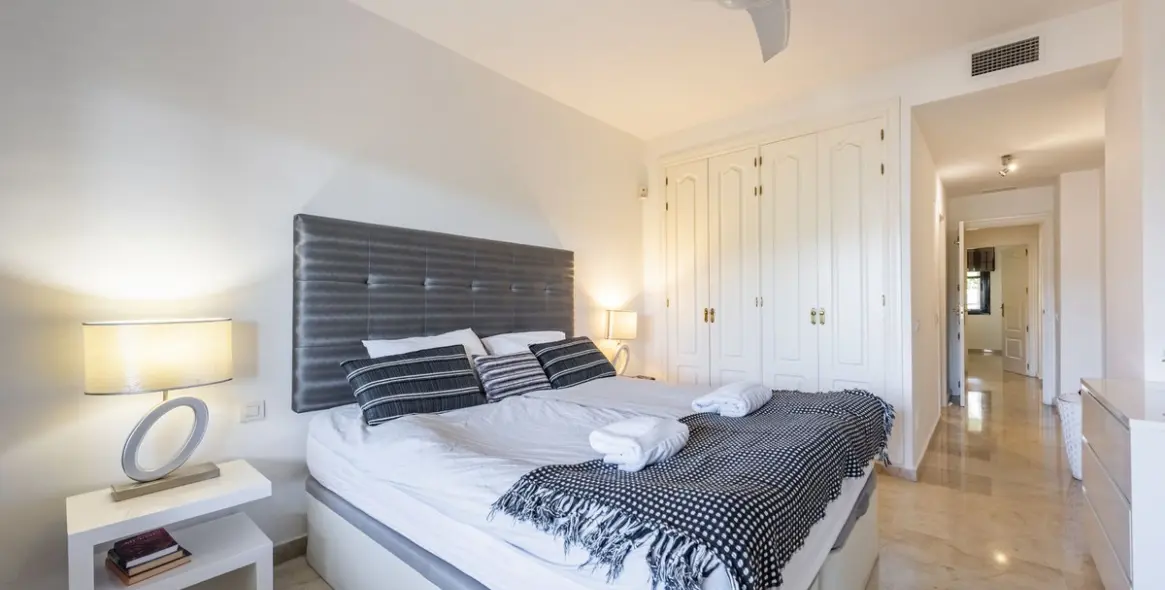 Venta de apartamento en planta media en El Paraiso 17