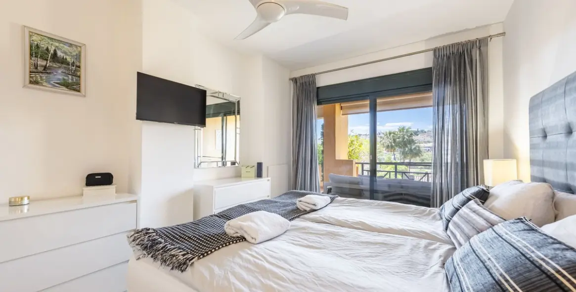 Venta de apartamento en planta media en El Paraiso 18