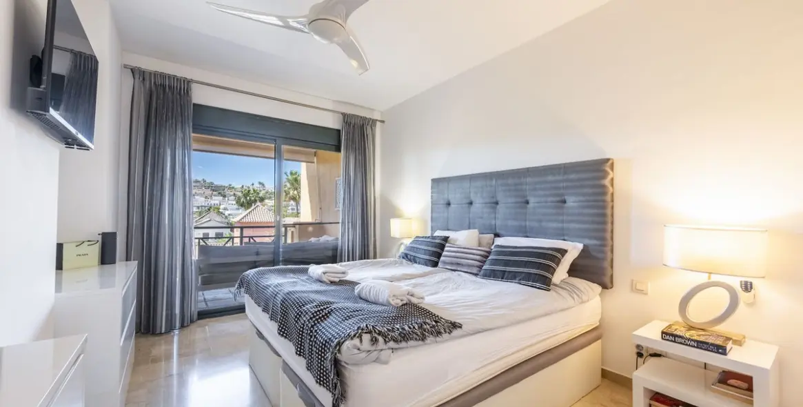 Venta de apartamento en planta media en El Paraiso 19