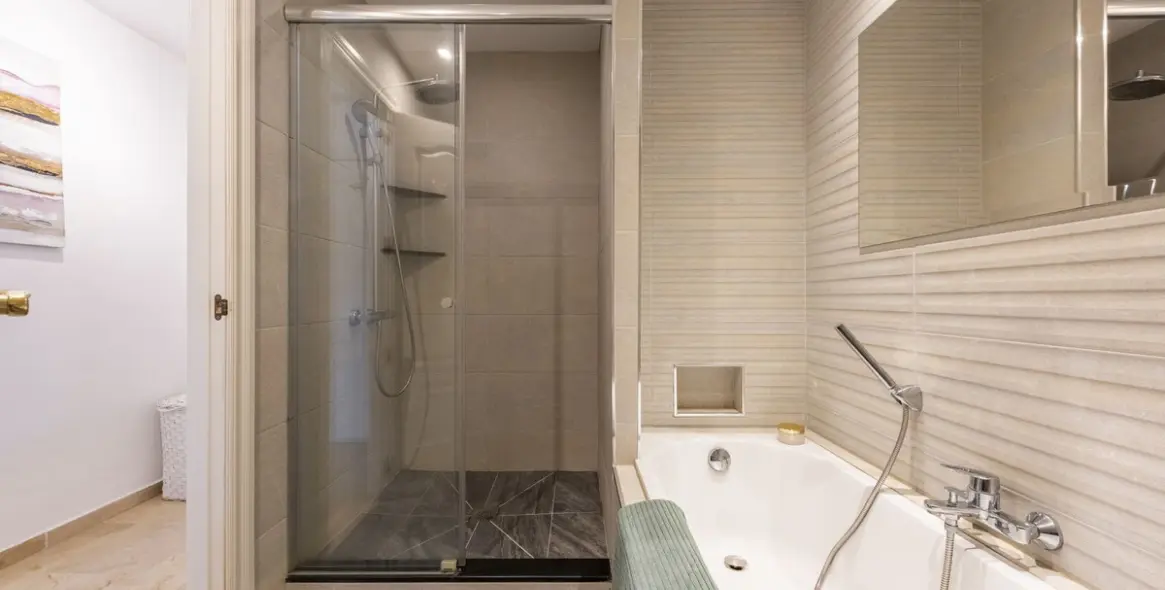 Venta de apartamento en planta media en El Paraiso 21