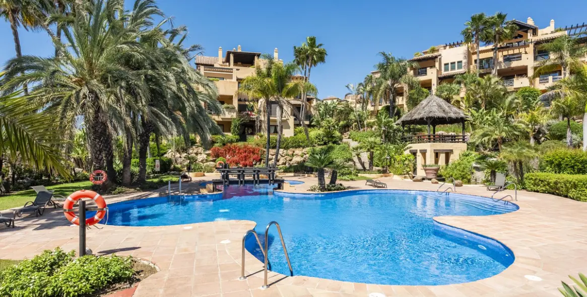 Venta de apartamento en planta media en El Paraiso 23