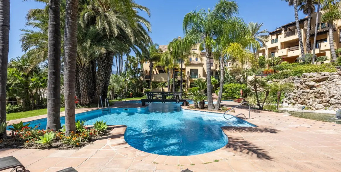 Venta de apartamento en planta media en El Paraiso 24