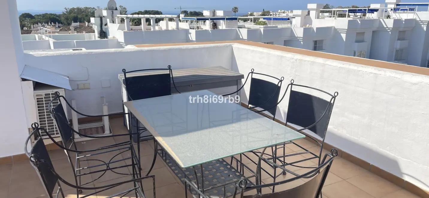 Sale of penthouse in Estepona 4
