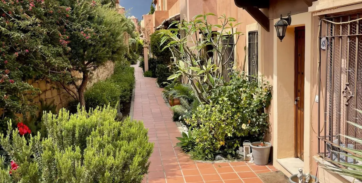 Sale of townhouse in Estepona 1