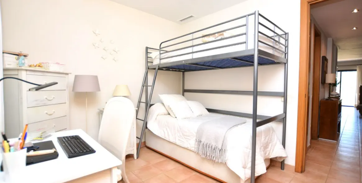 Venta de apartamento en planta media en Río Real 5