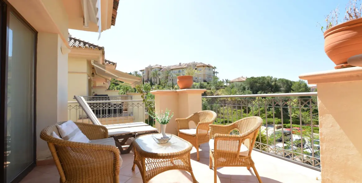 Venta de apartamento en planta media en Río Real 10