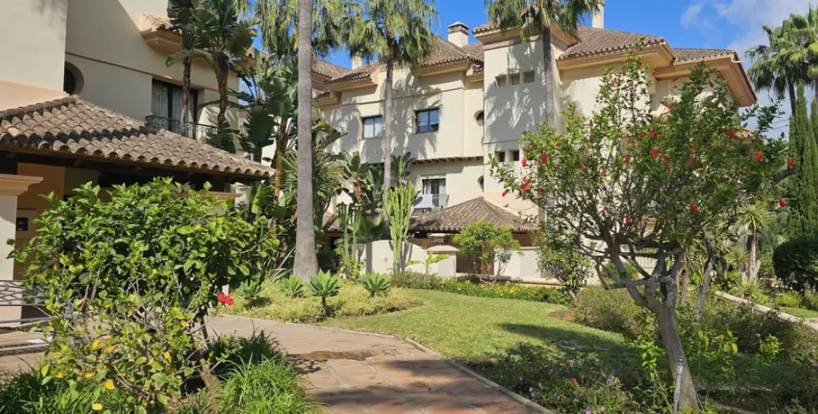 Venta de apartamento en planta media en Río Real 15