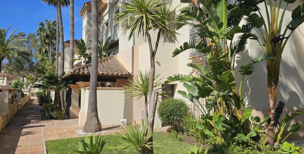 Venta de apartamento en planta media en Río Real 17