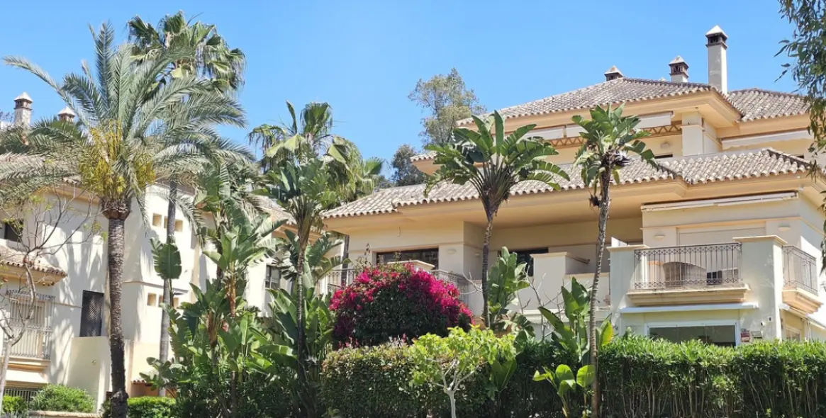 Venta de apartamento en planta media en Río Real 19