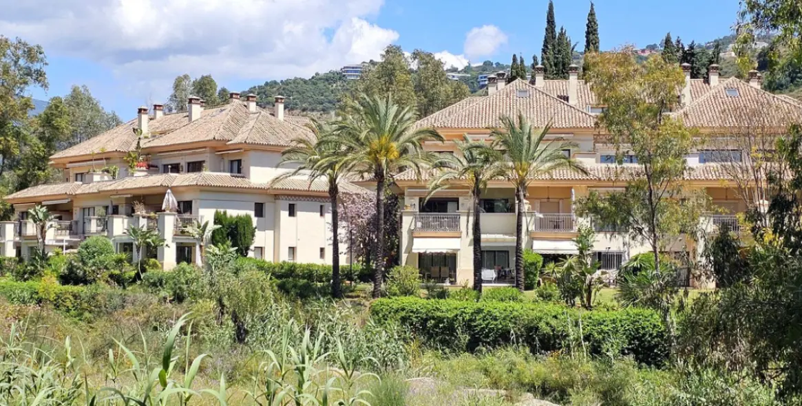 Venta de apartamento en planta media en Río Real 21