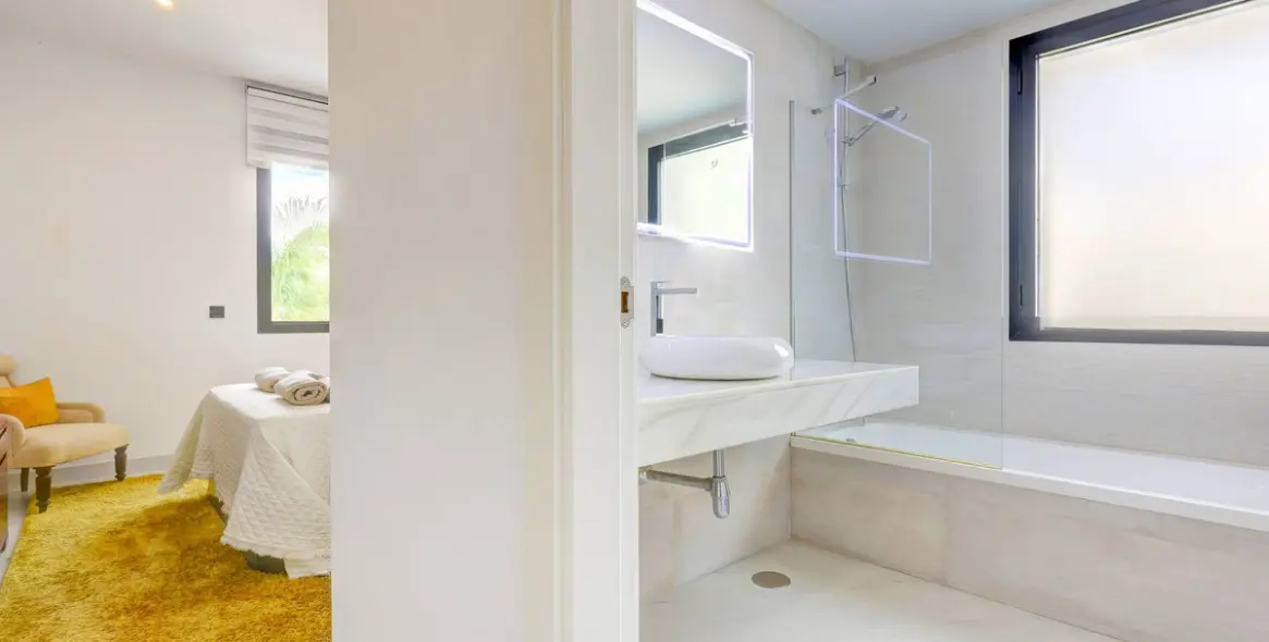 Sale of middle floor apartment in Estepona 28