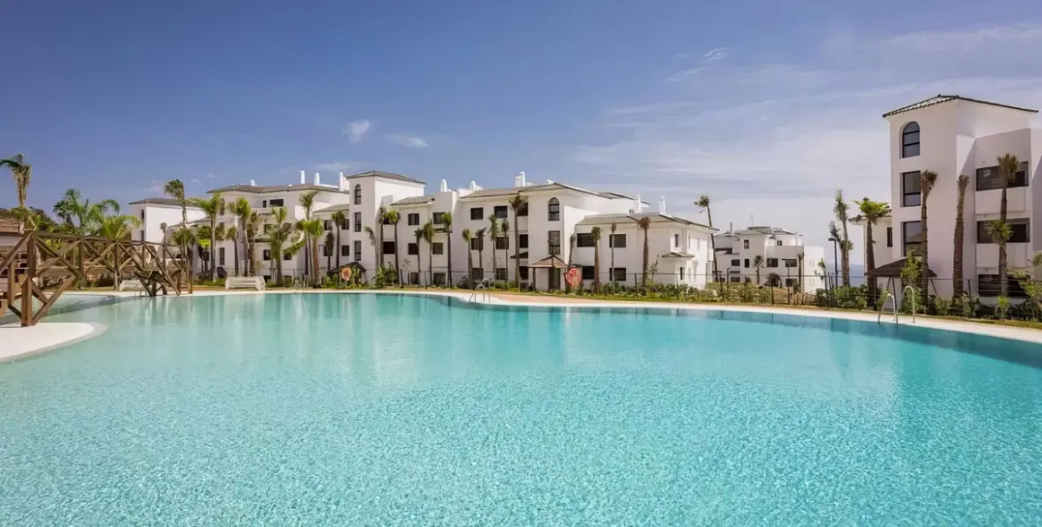 Sale of middle floor apartment in Estepona 37
