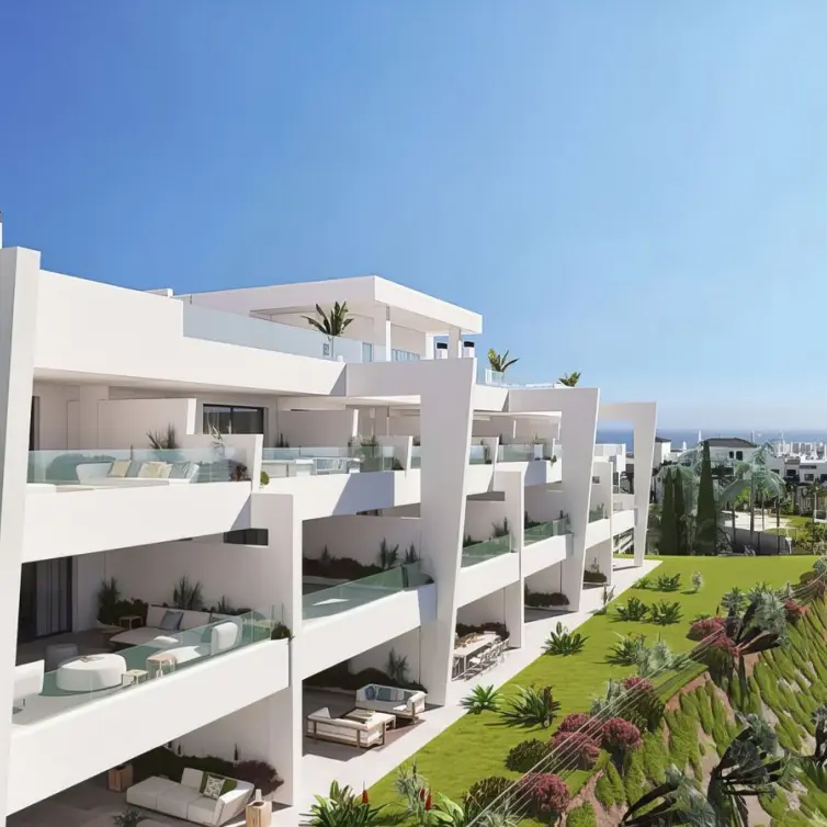 Sale of middle floor apartment in Estepona