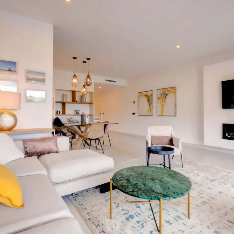 Sale of middle floor apartment in Estepona